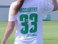 bsports体育-顶尖女足球员在比赛中展现出色实力